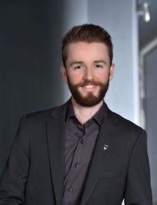 Ein Portrait-Foto von Sebastian Szvetecz